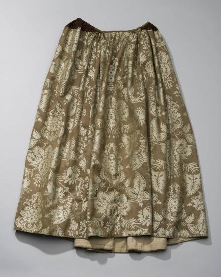 Skirt. These were also made out of different colored and patterned fabrics. This is a ton-sur-ton as in the image, but are also extent solid or chintz skirts.