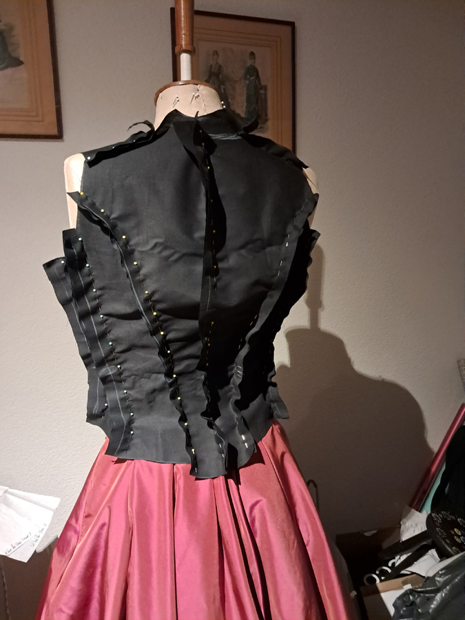 Anatomy of my bodice pattern for 14th century bust support - La